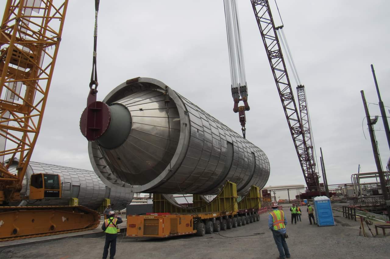 Crane Lifting Heavy Coke Drum from SPMT