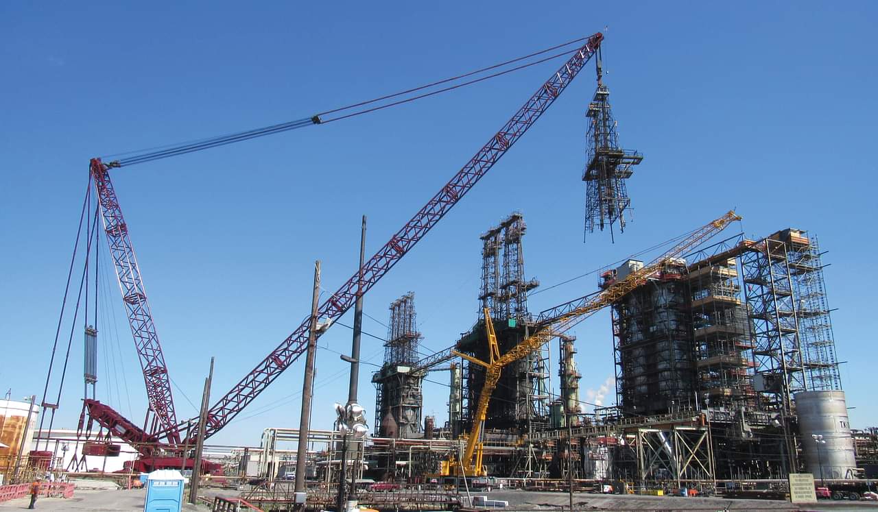 Heavy Lift Crane Removing Derrick Structure
