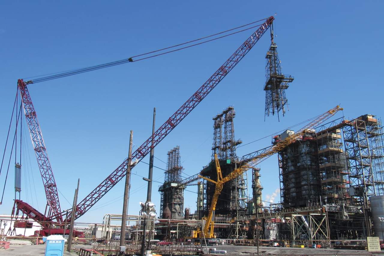 Heavy Lift Crane Removing Derrick Structure