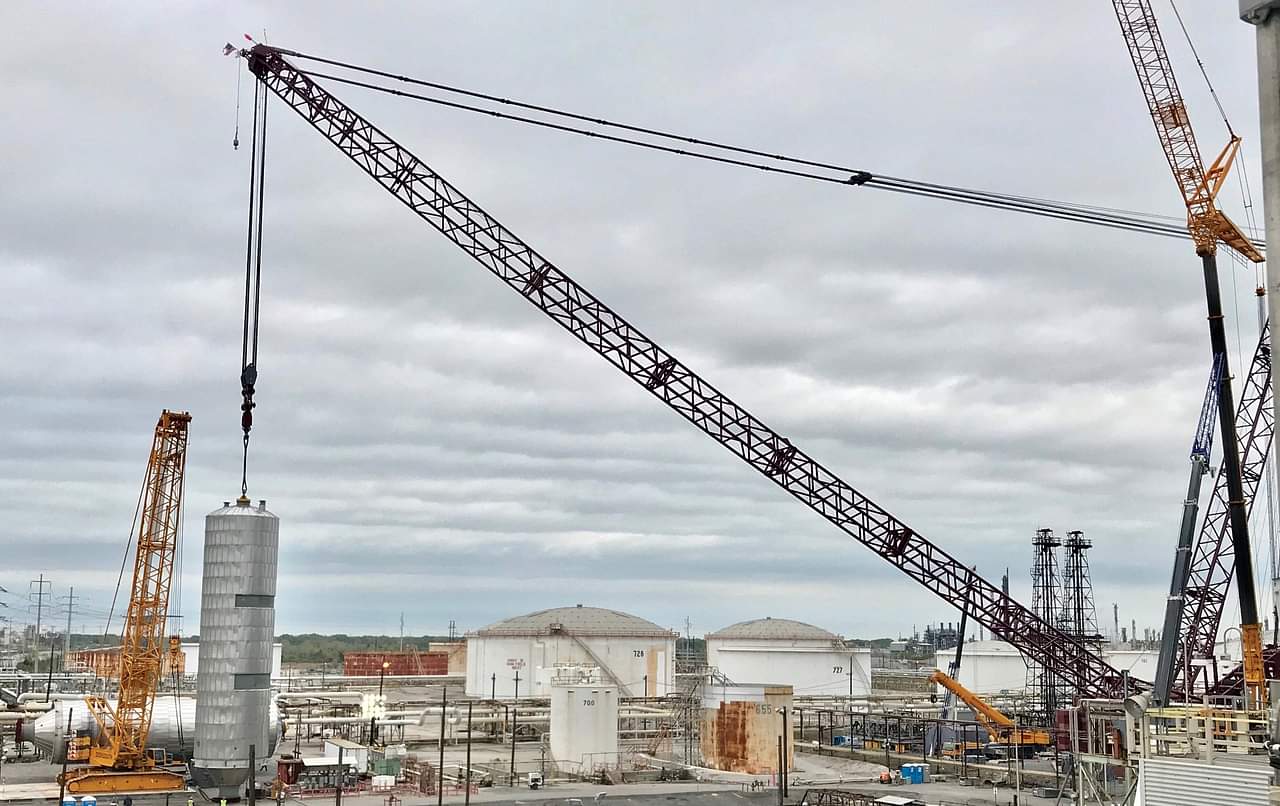 Heavy Lift Crane Setting Coke Drum