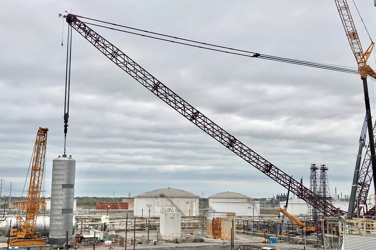 Heavy Lift Crane Setting Coke Drum